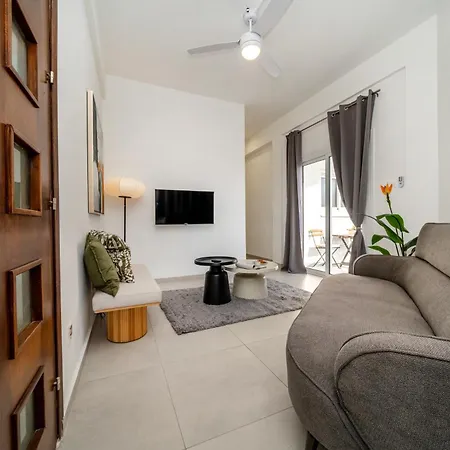 2 Bedroom Flat *
