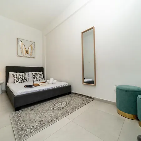 2 Bedroom Flat *