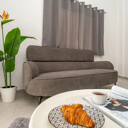 2 Bedroom Flat *