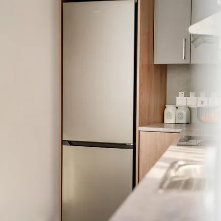 2 Bedroom Flat *