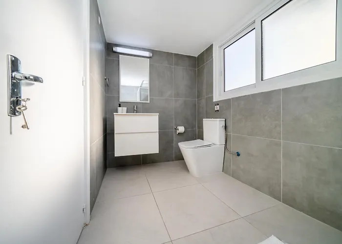 2 Bedroom Flat *